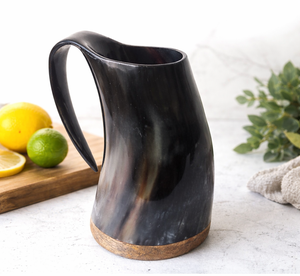 Jarra de Agua Artesanal de Cuerno de Búfalo con Base de Madera, 500 ml, Jarra Rústica Ecológica - Product Image 1