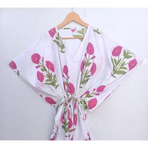 Robe maxi kaftan en coton rose à fleurs imprimées, faite à la main, col en V, taille ajustable, robe bohème pour les vacances - Product Image 1