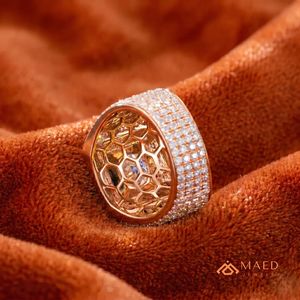 แหวนทรงคุชชั่นประดับมอสซาไนต์สีโรสโกลด์สำหรับผู้ชาย เครื่องประดับฮิปฮอปแบบฝังเพชรขนาดเล็ก เหมาะสำหรับงานหมั้นและงานแต่งงาน - Product Image 3