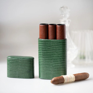 Porte-cigares en cuir de qualité supérieure avec coupe-cigares intégré, taille et couleur personnalisables, idéal pour les voyages, pour cigares de luxe - Product Image 1
