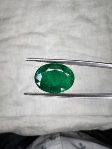 Émeraude naturelle de Zambie de 6,66 carats, taille ovale, vert profond intense, pierre précieuse de luxe, pierre brute pour haute joaillerie et collectionneurs - Product Image 1
