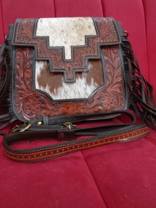 Sac bandoulière unisexe de luxe en cuir de vachette occidental, motif floral solitaire gravé à la main, 20-36L, étanche, antivol, en stock - Product Image 3