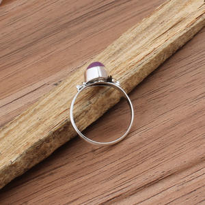 แหวนหยกสีม่วงธรรมชาติเงินแท้ ดีไซน์เรียบหรูคลาสสิกสำหรับงานแต่งงาน ประดับพลอยเจียระไน พร้อมใบรับรองจากผู้เชี่ยวชาญสำหรับผู้หญิง - Product Image 6