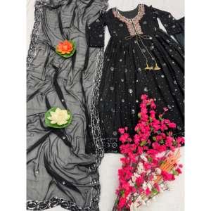 Robe Anarkali de créateur avec pantalon et dupatta pour les occasions spéciales - Vêtements africains - Product Image 6