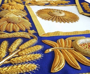 Tablier de Grand Officier de Loge Bleue avec diverses broderies dorées et cuir blanc argenté - Product Image 1