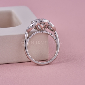 Bague en or jaune à trois pierres de diamant de taille ronde au design tendance, bague en diamant créé en laboratoire, bijoux en diamant de qualité supérieure pour femmes - Product Image 3