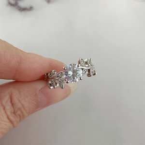 Bague en forme de feuille avec diamant rond en moissanite pour femmes, bijoux de mariage originaux en argent 925, style Art Déco, pour cadeaux de mariage et fêtes - Product Image 1