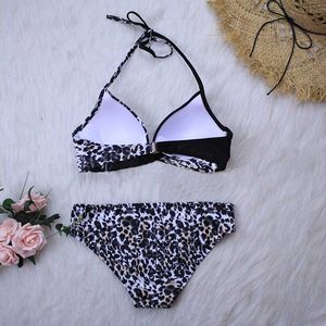Conjunto de Bikini con Estampado de Leopardo para Mujer, Top Halter con Diseño Cruzado, Braguita Hipster, Traje de Baño Elástico - Product Image 4
