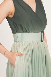 Robe midi élégante en mousseline de soie verte dégradée avec jupe plissée et ceinture, col en V, sans manches, pour soirée, confortable et respirante - Product Image 5
