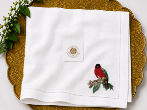 Oiseau rouge vibrant, avec des points de couture surélevés qui ajoutent un charme animé, l'accent parfait pour les fêtes. - Product Image 1
