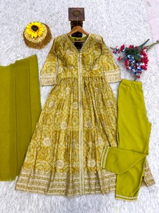 Traje Anarkali Chinon de Dhwaja Export Mehendi, Preconfeccionado, con Bordado y Trabajo de Codificación - Product Image 3