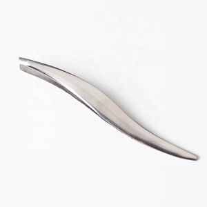 Pinzas Curvas de Acero Inoxidable para Cejas, Diseño Moderno y Duradero - Product Image 3