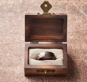 Boîte à bijoux ronde en bois naturel, petite et élégante, pour présentation de bagues. - Product Image 3