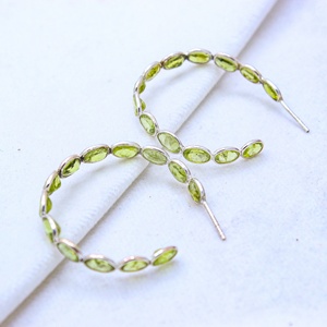 Pendientes de Aro Abiertos con Bisel de Peridoto Ovalado Natural de Plata de Ley 925 al por Mayor - Memoria Jewels - Product Image 2