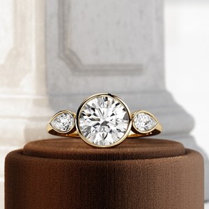 Bague de fiançailles tendance en or 14 carats avec diamant de laboratoire de luxe 2 carats E VVS2, trois pierres en forme de poire et pierres latérales montées en clos, certifiée IGI - Product Image 1
