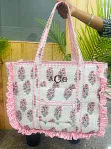 Bolso tote grande de algodón acolchado con volantes, estampado en bloques, elegante para mujer, con nombre personalizado, estilo boho, para la piscina o uso diario. - Product Image 3