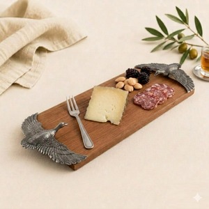 Tabla de Quesos Artesanal de Madera de Roble Premium con Asas Detalladas de Pato Volador en Peltre, Bandeja Decorativa de Lujo para Servir - Product Image 2
