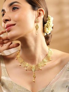 Parure de bijoux ethniques indiens pour femme, plaqué or, avec collier ras-du-cou, collier long et boucles d'oreilles, design Rani Haar, pour mariage - Product Image 3