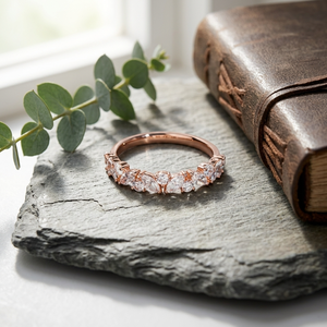 Anillo de compromiso clásico de oro rosa con diamantes de moissanita talla pera y diamantes blancos para mujer, regalo para ella - Product Image 4