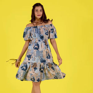 เดรสสีฟ้าพิมพ์ลายดอกไม้ ทรงเข้ารูป กระโปรงบานยาวปานกลาง แบบเปิดไหล่ แขนสั้น ชายกระโปรงระบาย เอวธรรมชาติ ผลิตจากผ้าจอร์เจตที่เป็นมิตรต่อสิ่งแวดล้อม - Product Image 1