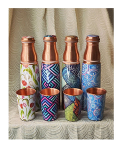 ขวดน้ำทองแดงพิมพ์ลาย 1000 มล. ปลอดภัยสำหรับน้ำเดือด ใช้งานได้หลากหลาย ประโยชน์ตามหลักอายุรเวท ดีไซน์รักษ์โลก เพื่อสุขภาพ - Product Image 1