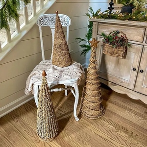 Diseño de tendencia en la industria: Árbol cónico de junco marino natural tejido a mano, decoración navideña hecha a mano, decoración rústica para las fiestas, ecológica. - Product Image 4