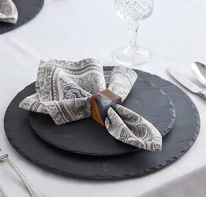Ronds de serviette carrés modernes en bois avec accents en résine grise pour mariage et décoration de table - Product Image 6