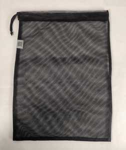 Grande pochette de rangement noire en maille avec fermeture éclair et poignée à cordon pour le voyage, l'organisation domestique et le rangement polyvalent - Product Image 1