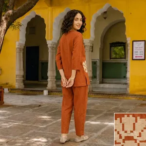 Ensemble deux pièces brodé orange rouille pour femme, col rond, manches trois quarts, haut ample, pantalon droit, tenue décontractée ethnique - Product Image 2