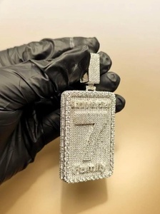 จี้เพชรโมอิสซาไนต์แบบ Iced-Out สั่งทำพิเศษสำหรับแร็ปเปอร์ สไตล์หรูหรา ฮิปฮอป เงินสเตอร์ลิง ชุบทอง 18K แบบ Claw Setting - Product Image 5