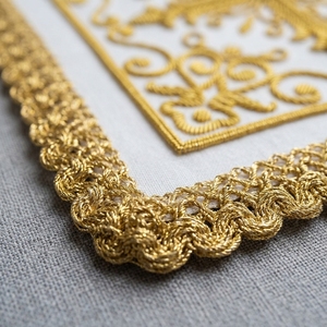 Voile de châle d'église brodé à la main en fils d'or |   Pochette liturgique en soie blanche avec croix et pierre bleue pour la messe et les services d'autel - Product Image 4
