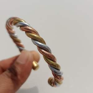 Bracelet en cuivre de luxe, moderne et sophistiqué, accessoire de mode en cristal - Product Image 5