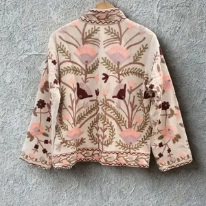 เสื้อแจ็คเก็ตผ้าฝ้ายสีขาวนวลปักลายดอกไม้ด้วยมือแบบอาร์ติซาน พร้อมลายปักครูเวลสีชมพูรูปพืชและเถาวัลย์ คอเสื้อสูง - Product Image 2