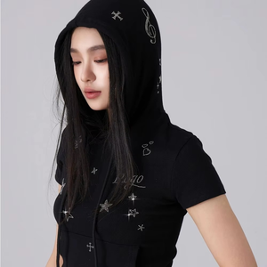 Haut à capuche OEM personnalisé pour femme, à manches courtes, avec poche, motif strass, noir brillant, coupe slim décontractée - Product Image 4