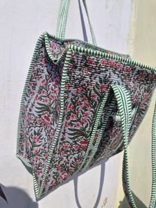 Grand sac fourre-tout vintage en coton léger avec design matelassé pour les voyages, les courses et le quotidien, provenant du Rajasthan - Product Image 5