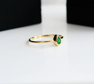 Anillo Solitario de Esmeralda Natural con Corte de Pera y Bisel de Oro de 14K, Modelo The Verdant Tear Drop - Product Image 4