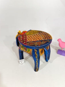 Taburete de Madera Pintado a Mano con Motivos de Elefantes del Rajastán, Fusión de la Arte Tradicional India y Decoración Funcional para el Hogar - Product Image 2