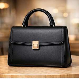 Este artículo es un bolso de hombro estilo hobo de cuero gris, similar a los bolsos hobo de cuero vegano de DOURR o Bokzim. - Product Image 3