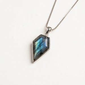 Collier pendentif en pierre précieuse labradorite naturelle 20 mm, chaîne en laiton plaqué rhodium/argent/or/or rose, style minimaliste, cadeau - Product Image 1