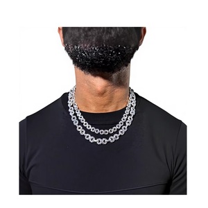 Cadena de Joyería de Eslabones Cubanos de Moissanita en Oferta, Collar Premium para Fiestas y Eventos Casuales, Disponible para la Venta - Product Image 1