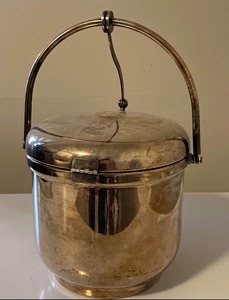 Cubo de hielo de aspecto antiguo, ideal para bares y restaurantes, con un diseño atemporal para el almacenamiento de hielo y el servicio de bebidas, procedente de la India. - Product Image 4