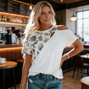 Oferta en camisetas de mujer Temu con estampado de vaca, hombros descubiertos, cuello redondo y manga corta. - Product Image 6