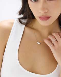 สร้อยคอจี้เพชรสามเม็ด 2 กะรัต ทองคำแท้ 14K 18K ประดับเพชรทรงกลมเพาะเลี้ยงในห้องปฏิบัติการ ดีไซน์เรียงเป็นกลุ่มสามเม็ด ความยาว 18 นิ้ว เหมาะสำหรับใส่ทุกวัน - Product Image 2