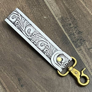 Porte-clés en cuir floral western classique avec dragonne, mousqueton et crochet à pression – Idéal comme cadeau - Product Image 2