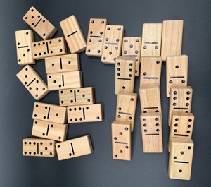 ชุดเกมโดมิโนไม้สีสันสดใสแบบสองแถว 6 ชิ้น ยี่ห้อ ILAHI จำนวน 28 ชิ้น เป็นมิตรกับสิ่งแวดล้อม แกะสลักลายโบราณ บรรจุในกล่องไม้ทรงสี่เหลี่ยมสูง - Product Image 6