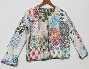 เสื้อแจ็คเก็ตผ้าฝ้ายพิมพ์ลายบล็อกแบบอินเดีย ทำมือ ตกแต่งกระดุมเย็บติด  ลายดอกไม้ เป็นมิตรต่อสิ่งแวดล้อม มีกระเป๋า 2 ช่อง ผ้าฝ้ายพิมพ์ลายสองด้าน สำหรับผู้หญิง - Product Image 4