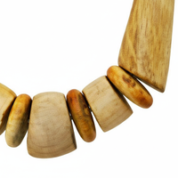 Collier artisanal pour femme, style classique, perles en corne blanchie et finition brûlée, fermoir mousqueton sécurisé, idéal pour les soirées estivales