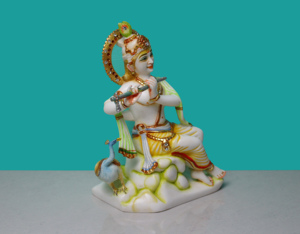Statue du Dieu Krishna en résine et poussière de marbre, artisanat Nirmala |   Idole de Krishna en Bansuri de style traditionnel, assis, avec paon - Product Image 3