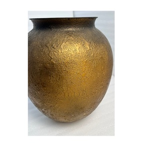 Macetero de hierro estilo antiguo con acabado vintage, perfecto para decoración de jardines interiores y exteriores. - Product Image 5