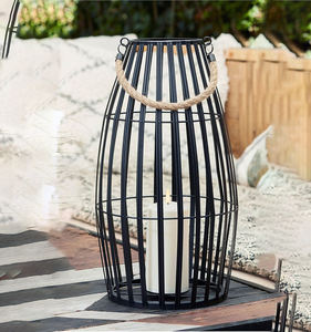 El clásico portavelas de metal negro es un elemento decorativo de iluminación atemporal diseñado para realzar el estilo moderno y tradicional. - Product Image 3
